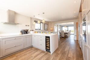 Microwave, oven, dishwasher, highchair - 5 Bed in Walmer (oc-do022) (Kingsdown)