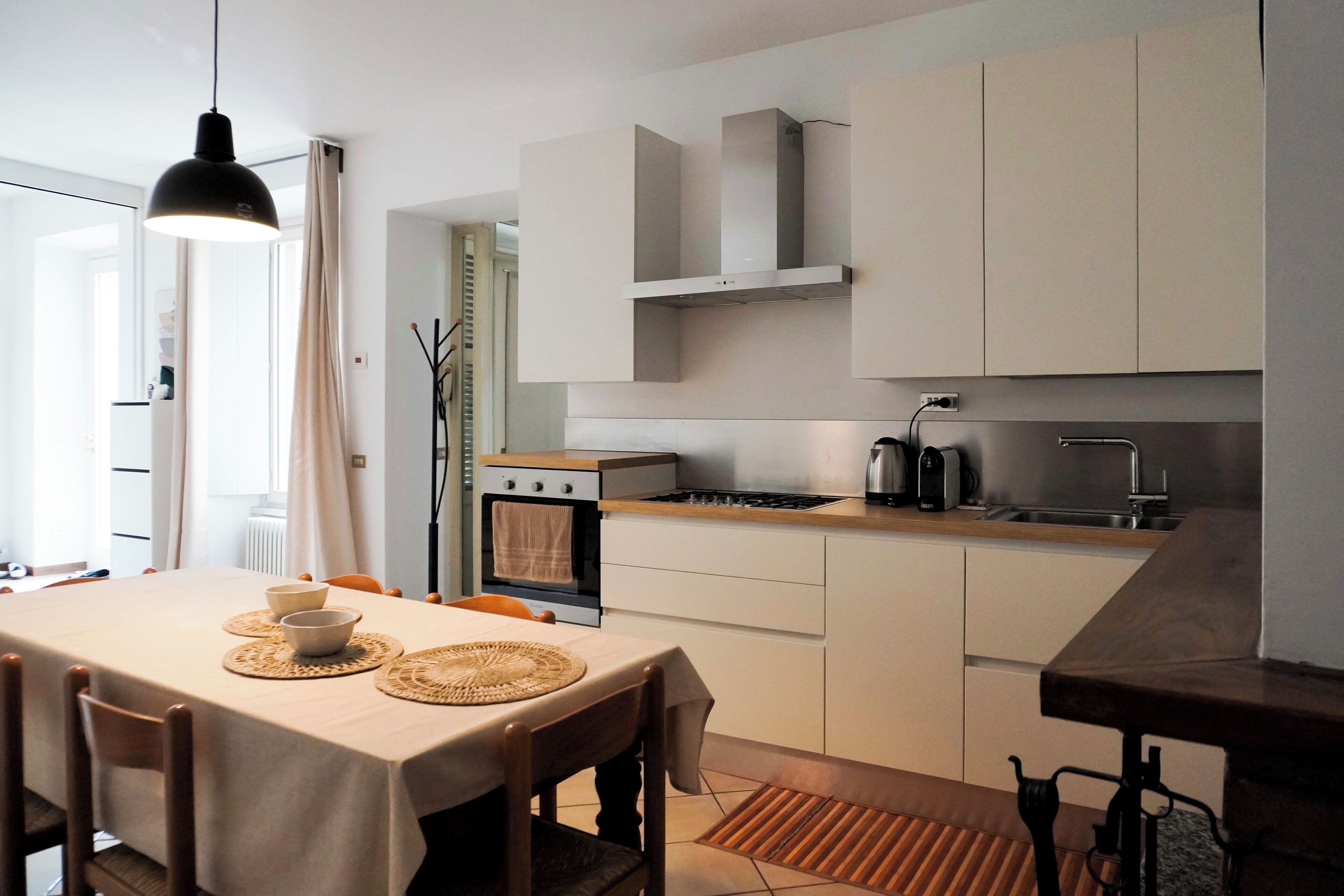 Fridge, oven, stovetop, coffee/tea maker