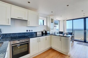 Microwave, oven, cookware/dishes/utensils - 2 Bed in Sheringham (oc-1540) (Sheringham)