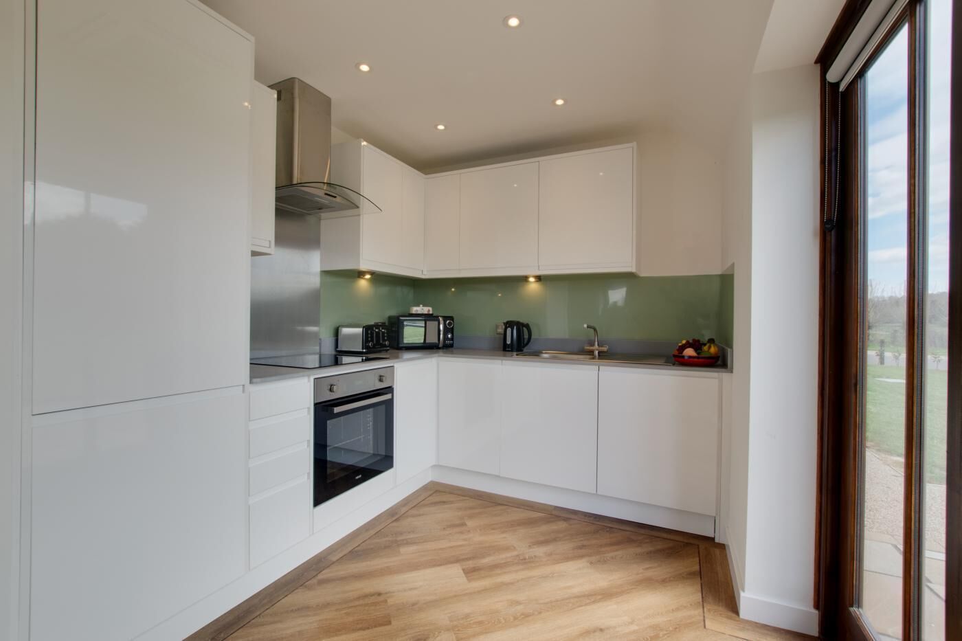 ميكروويف، فرن، غسالة أطباق، كرسي للأطفال