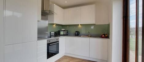 Mikrowelle, Ofen, Geschirrspüler, Hochstuhl