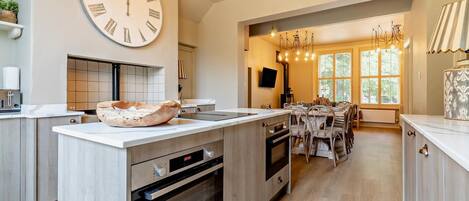 Micro-ondes, four, lave-vaisselle