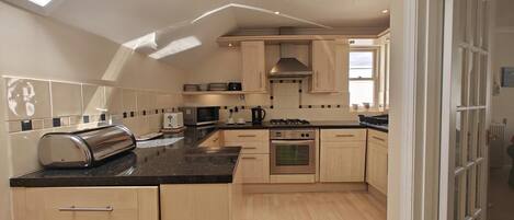 Oven, dishwasher, cookware/dishes/utensils