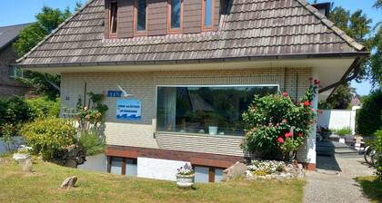 Apartment with kitchenette, dining room, bathroom, bedroom