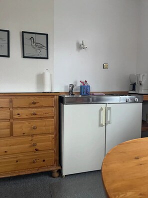 Private kitchen - Apartment with kitchenette, dining room, bathroom, bedroom (Sylt)