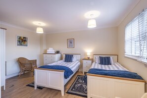 3 bedrooms, iron/ironing board, travel cot, free WiFi - 3 Bed in Whitstable (oc-ek217) (Whitstable)