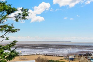 A coastal view with a sandy beach, a pier, and a clear sky. - 3 Bed in Whitstable (oc-ek217) (Whitstable)