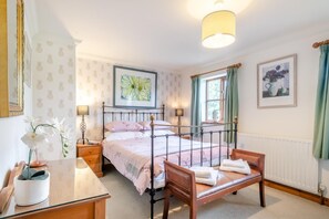3 bedrooms, iron/ironing board, travel cot, free WiFi - 3 Bed in Weybourne (oc-716) (Weybourne)