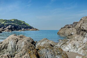A rocky coastal landscape with a clear sky. - 2 Bed in Ilfracombe (oc-quay) (Ilfracombe)