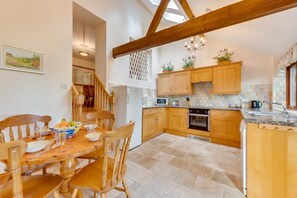 Mikroaaltouuni, uuni, astianpesukone, syöttötuoli