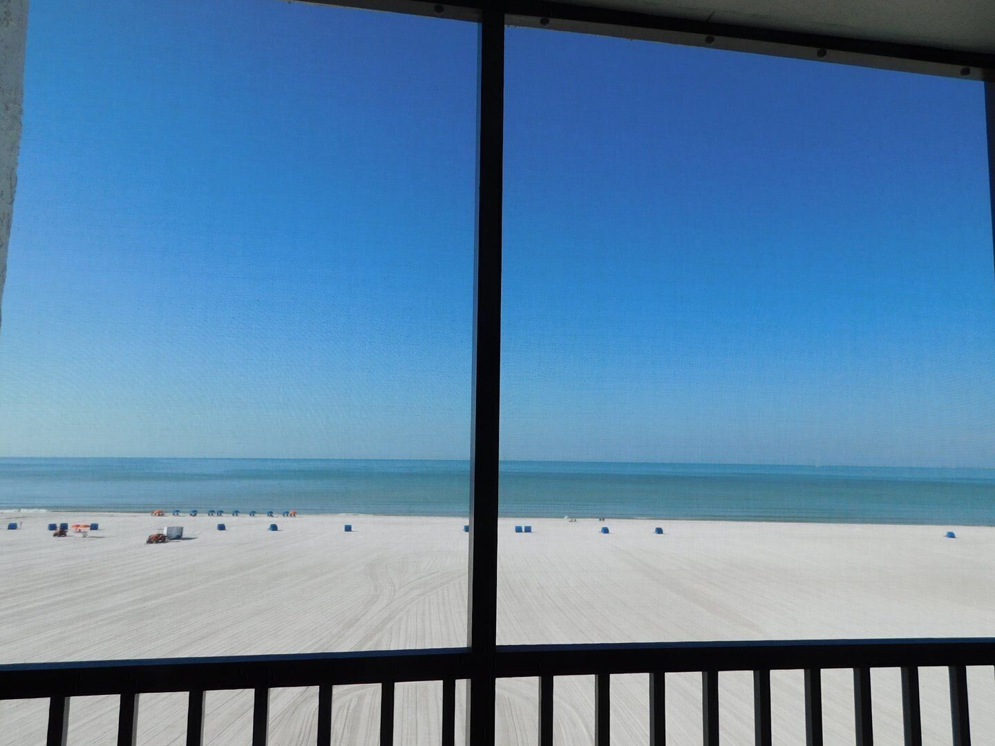 Nära stranden och solstolar