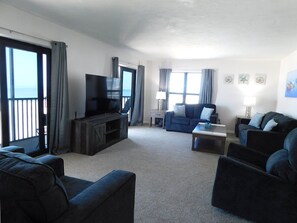TV, DVD player - Island Winds Direct Gulf Front 2/2 condo on Fort Myers Beach (Fort Myers Beach)