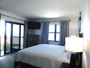 2 bedrooms, WiFi - Island Winds Direct Gulf Front 2/2 condo on Fort Myers Beach (Fort Myers Beach)