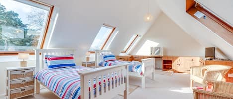 Tabla de planchar con plancha, wifi gratis y ropa de cama