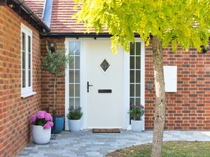 Exterior detail - 2 Bed in Woodchurch (oc-tn625) (Woodchurch)