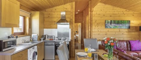 電子レンジ、食器洗い機、調理器具と食器