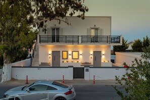 Front of property - LInea Luxury Suites (Fira)