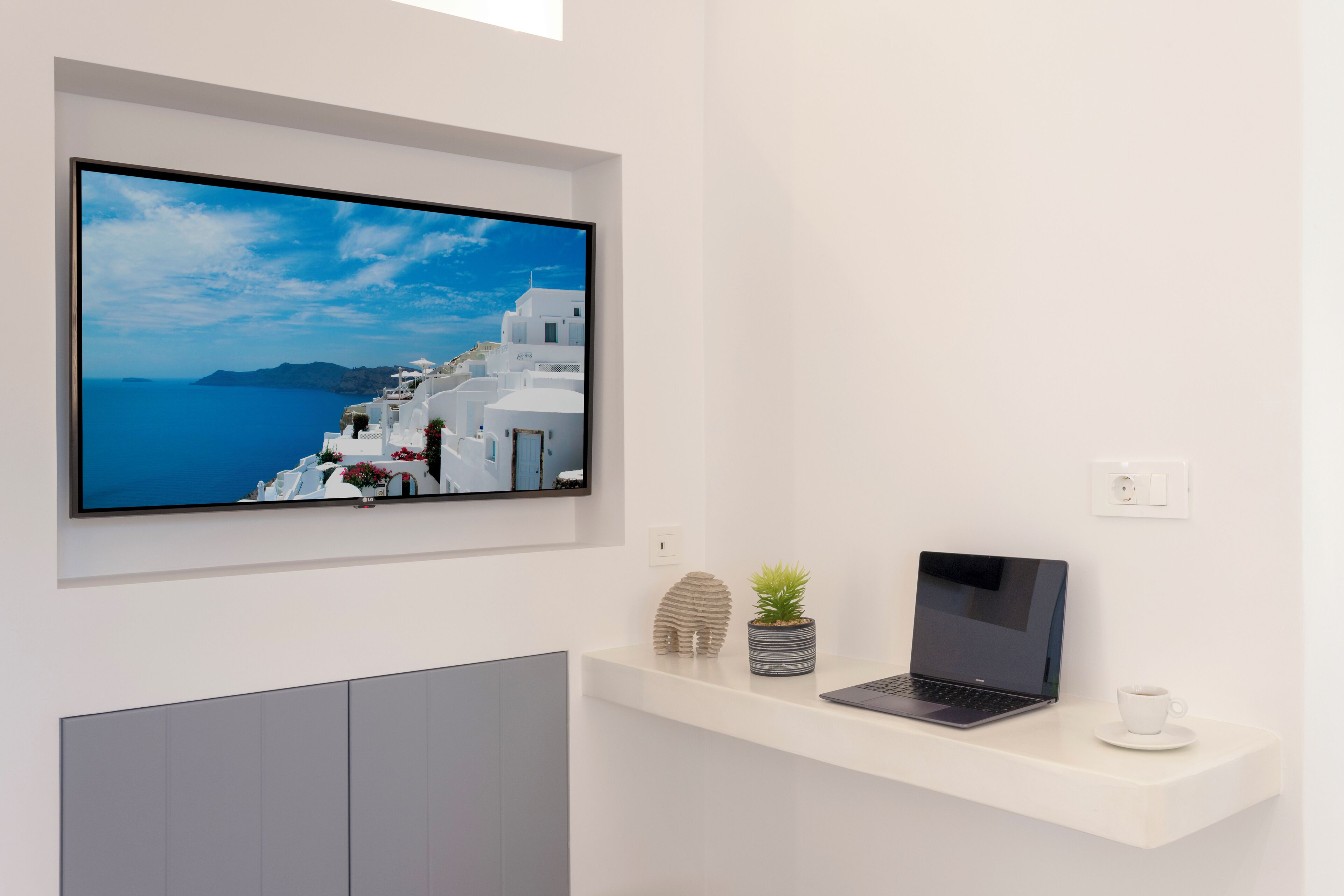 Deluxe Suite, Balcony, City View | Living area