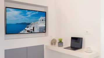 Deluxe Suite, Balcony, City View | Living area