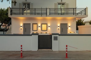 Front of property - LInea Luxury Suites (Fira)