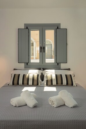 Deluxe Suite, Balcony, City View - LInea Luxury Suites (Fira)