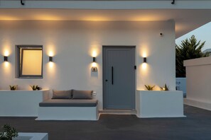 Front of property - LInea Luxury Suites (Fira)