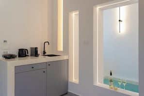 Deluxe Suite, Balcony, City View | Soundproofing, iron/ironing board, free WiFi - LInea Luxury Suites (Fira)