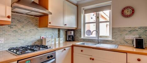 Micro-ondes, four, lave-vaisselle, chaise haute