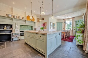 Oven, dishwasher, highchair, cookware/dishes/utensils - 8 Bed in Tresillian (oc-t32986) (Tresillian)