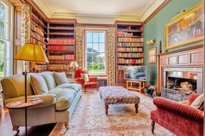 TV, fireplace - 8 Bed in Tresillian (oc-t32986) (Tresillian)