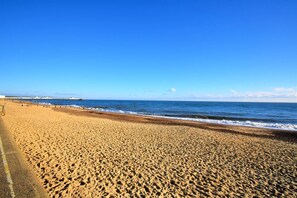 A wide sandy beach with a clear blue sky. - 3 Bed in Southwold (oc-eas) (Southwold)