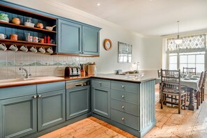 Microwave, oven, dishwasher, cookware/dishes/utensils - 3 Bed in Southwold (oc-eas) (Southwold)