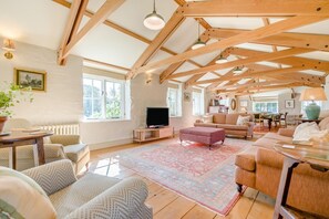 TV - 6 Bed in Tresillian (oc-t32987) (Tresillian)