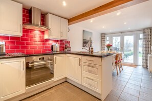 Microwave, oven, dishwasher, high chair - 3 Bed in Middleton (oc-fdp) (Middleton Moor)