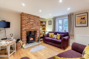TV, fireplace - 3 Bed in Middleton (oc-fdp) (Middleton Moor)