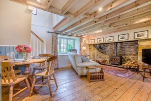 TV, fireplace - 1 Bed in Tresillian (oc-t32988) (Tresillian)