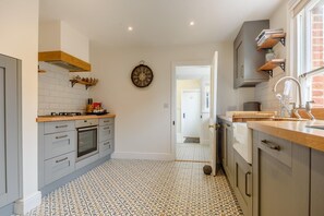Microwave, oven, dishwasher, cookware/dishes/utensils