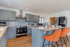 Microwave, oven, highchair, cookware/dishes/utensils - 4 Bed in Brecon (oc-m32973) (Brecon)