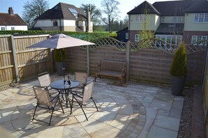 Outdoor dining - 2 Bed in Sudbury (oc-clo) (Sudbury)