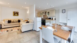 Eine moderne Wohnung mit Wohnzimmer, Essbereich und Küche.