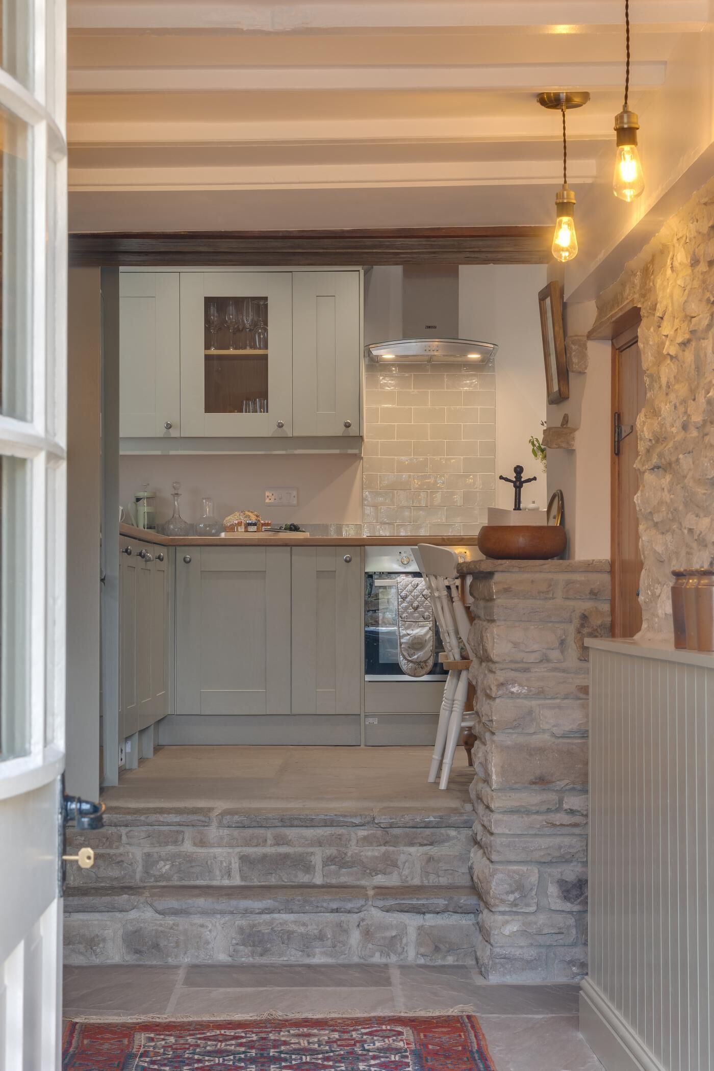 Een oven, een vaatwasser, kookgerei, borden en bestek