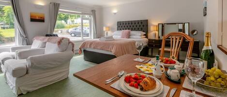 Tabla de planchar con plancha, wifi gratis, ropa de cama