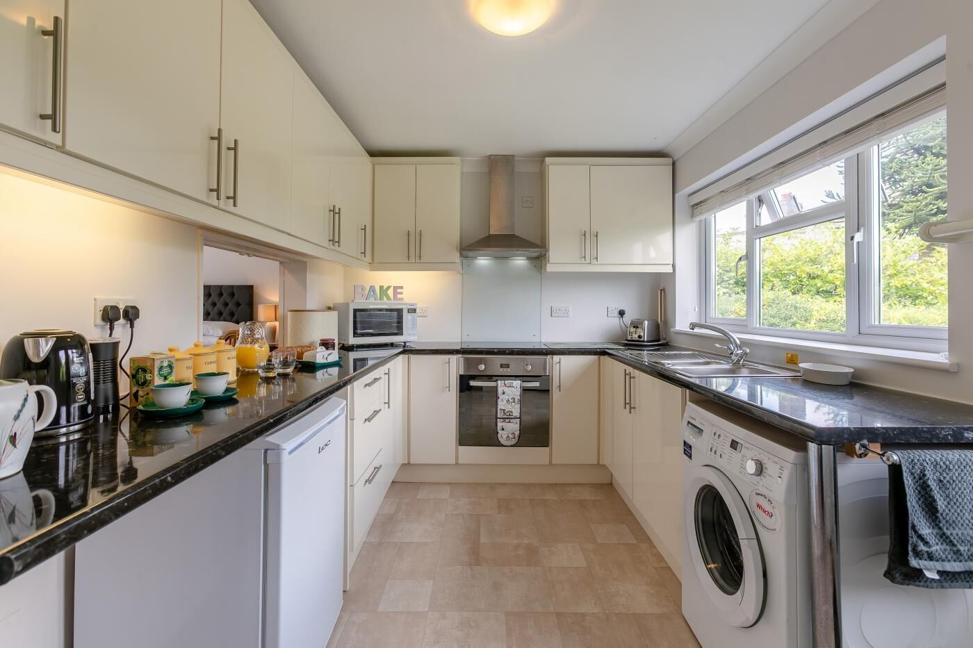 Fogão, talheres/pratos/utensílios de cozinha