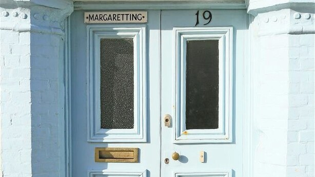 Unas puertas dobles con un letrero encima que dice "MARGARETTING" y el número "19" en la puerta derecha.