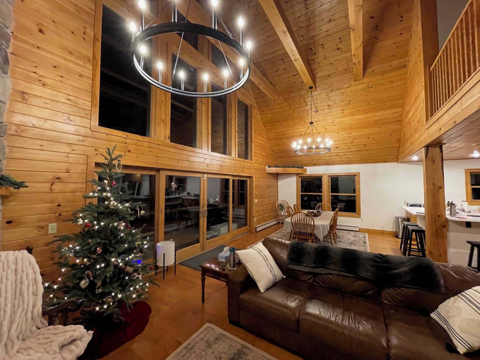 TV connectée, cheminée, jeux vidéo, table de tennis de table