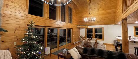 TV connectée, cheminée, jeux vidéo, table de tennis de table