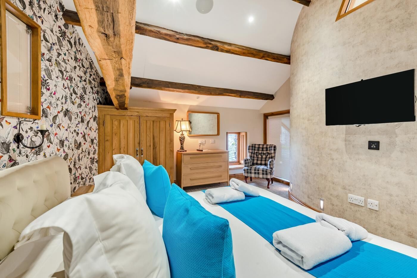 4 bedrooms, iron/ironing board, WiFi (free), bed sheets
