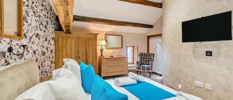 4 bedrooms, iron/ironing board, WiFi (free), bed sheets