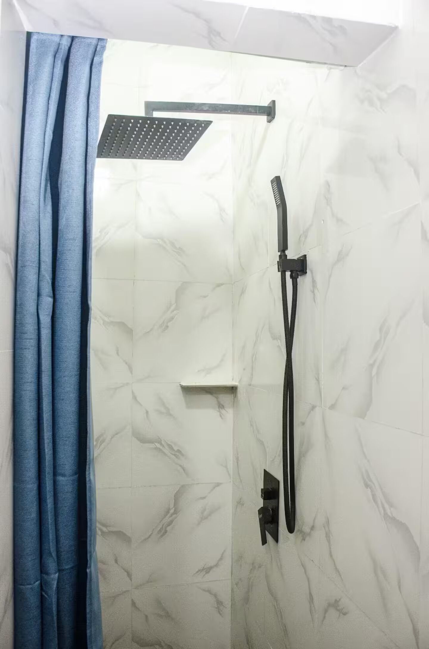 Sèche-cheveux, serviettes fournies, savon, papier toilette