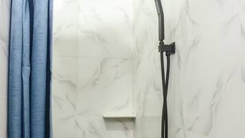 SĂšche-cheveux, serviettes fournies, savon, papier toilette